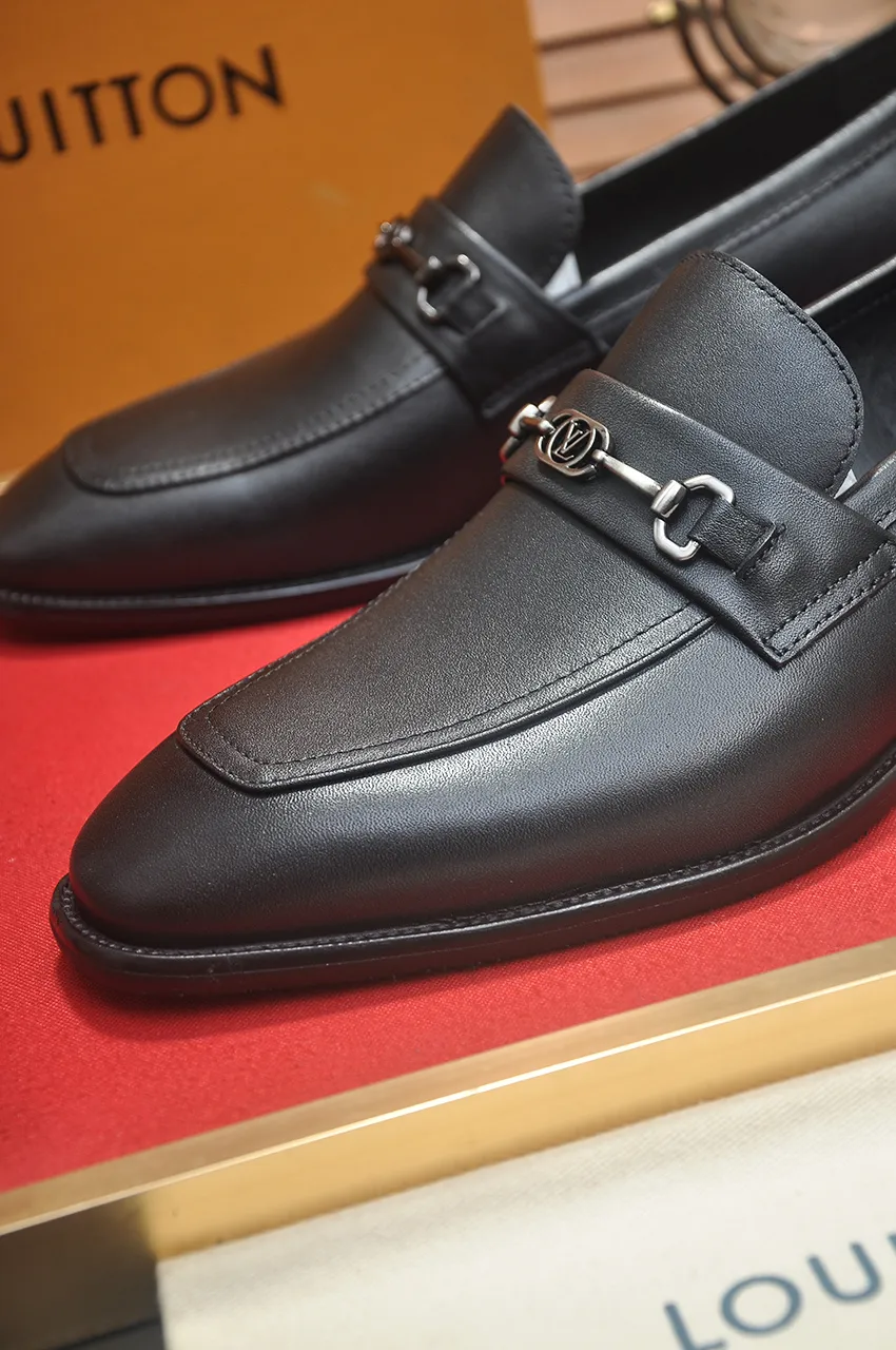 Men's men's shoes 💰540💶 [LV] (original single cowhide lining) 🍀LV's latest genuine leather business suit shoes are launched simultaneously on the official website. The first-layer cowhide imported from Italy is made of heavy gold, 💥official website 1:1 rubber outsole. Versatile to wear, high-end without losing class, and the color combination is extraordinary. This four-season style is alluring when worn on your feet, showing off your big-name flair. Standard code 38-45 (45 customized)